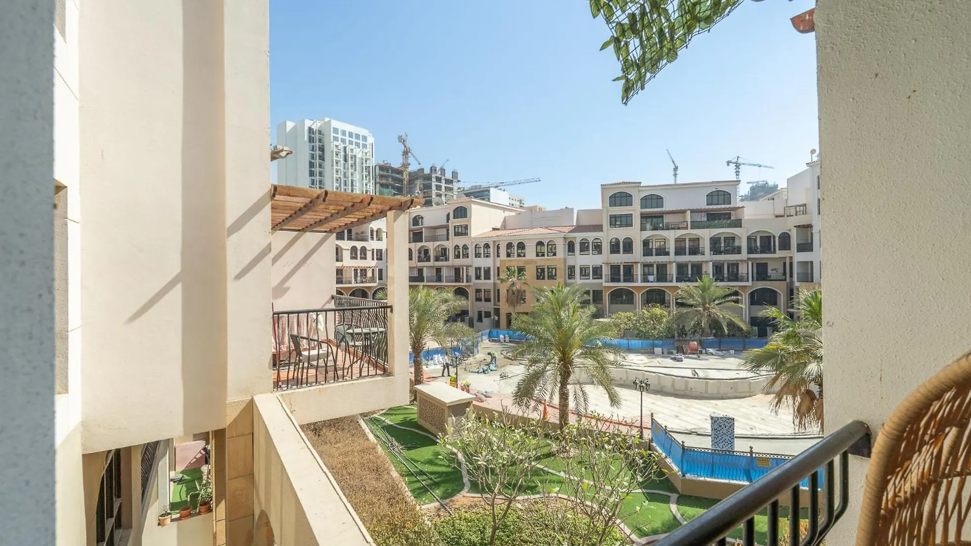 Luxurious Studio In Fortunato And Sleeps 2 Dubai 0*,